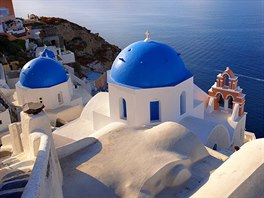 Známý modrobílý kostelík na řeckém ostrově Santorini