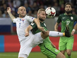 Slovensk fotbalista Vladimr Weiss (vlevo) bojuje s Nejc Skubicem ze Slovinska.