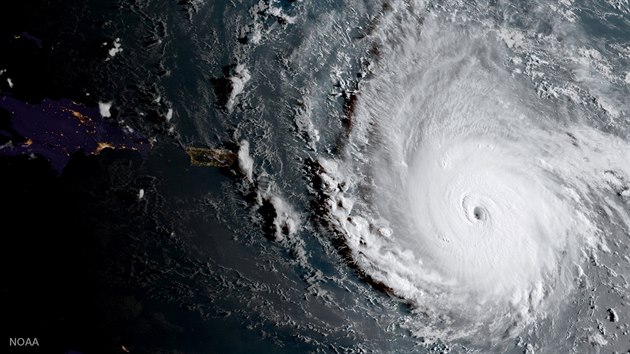 Snímek amerického Národního centra proti hurikánům ukazuje rekordní hurikán Irma, který zuří nad Atlantikem a míří na Portoriko a jih Spojených států (5. září 2017)