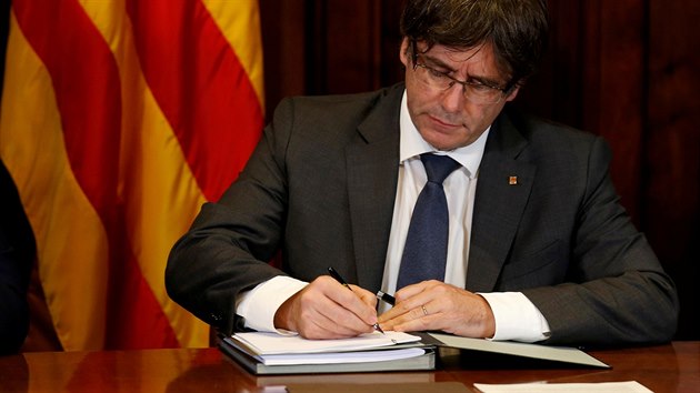 Pedseda katalnsk vldy Carles Puigdemont podepisuje zkon o referendu o nezvislosti na panlsku (7. z 2017)