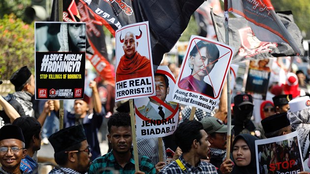 Rohingov protestuj ped barmskou ambasdou v indonsk Jakart. (8. z 2017)