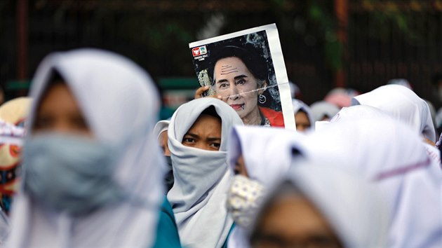 Univerzitn studenti protestuj ped barmskou ambasdou v indonsk Jakart. (8. z 2017)