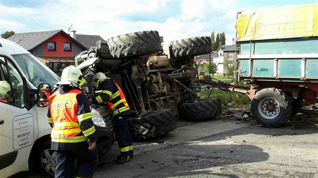 Dopravní nehoda na elezniním pejezdu u Teben.