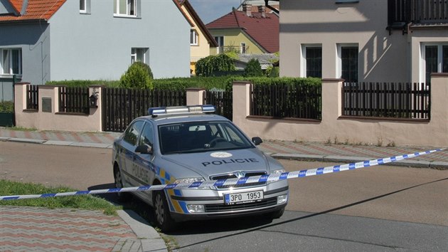 V Plzni-Doubravce byli napadeni vykonavatelé soudního exekutora, při útoku se i střílelo (5. 9. 2017)