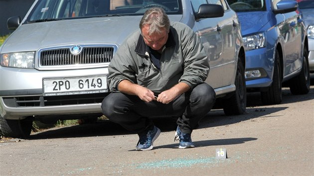 V Plzni-Doubravce byli napadeni vykonavatelé soudního exekutora, při útoku se i střílelo (5. 9. 2017)