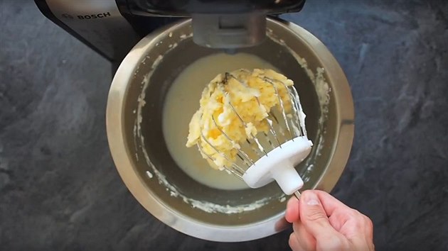 Když budete šlehat ještě 5-10 minut, získáte hrudky másla.