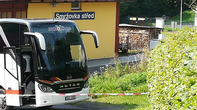 V sobotu uv�zl autobus na �elezni�n�m p�ejezdu ve Smr�ovce (9. z��� 2017).