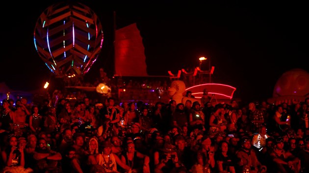 Festivalu Burning Man se v Nevadsk pouti astn kadoron tisce lid