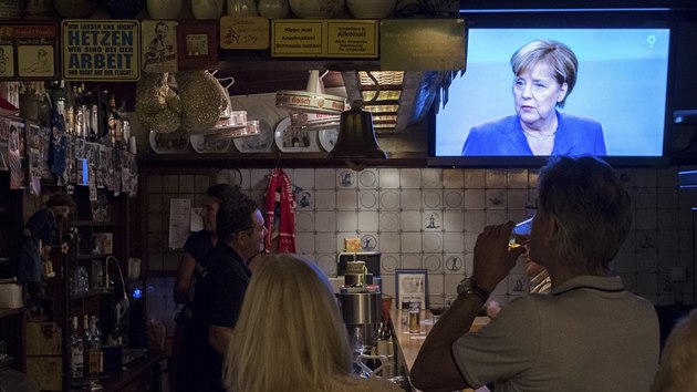 Lid v baru sleduj pedvolebn debatu mezi Angelou Merkelovou a Martinem Schulzem (3.9.2017)