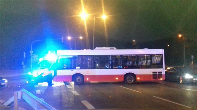 Nehoda sanitky a autobusu v prask Kri (3. z 2017)