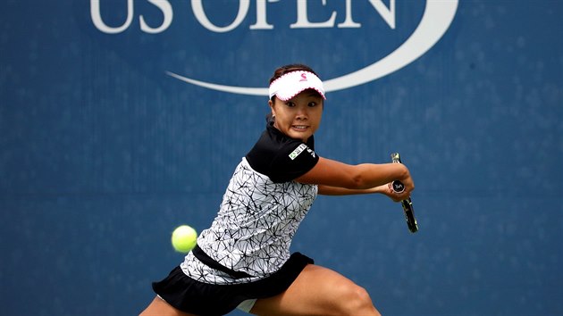 Kurumi Naraovo z Japonska v zpase tetho kola US Open proti esk tenistce Lucii afov.
