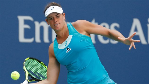 DOMÁCÍ NADĚJE. Američanka Jennifer Bradyová v osmifinále US Open s Karolínou Plíškovou.