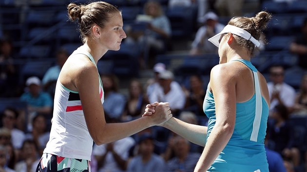 DÍKY ZA HRU. Jennifer Bradyová gratuluje Karolíně Plíškové (vlevo) k postupu do čtvrtfinále US Open.
