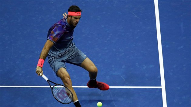 Argentinec Juan Martin del Potro ve tvrtfinle US Open proti Rogeru Federerovi.