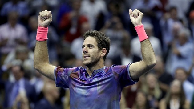 Argentinec Juan Martin del Potro slav postup do semifinle US Open pes Rogera Federera,