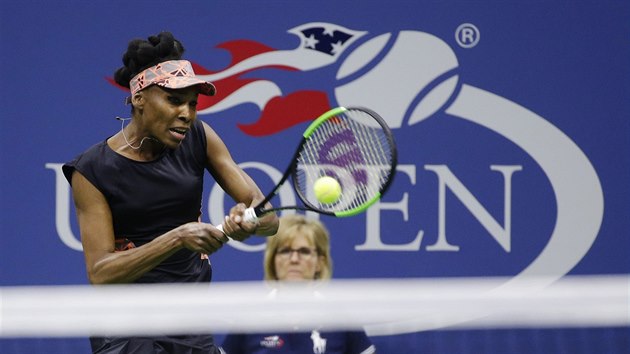 Amerianka Venus Williamsov hraje bekhendem v semifinle US Open.