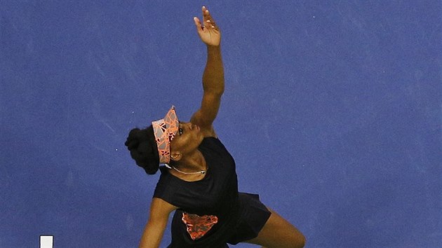 Amerianka Venus Williamsov servruje v semifinle US Open.