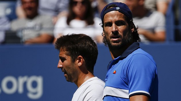 Španělé Feliciano López (vpravo) a Marc López ve finále US Open na titul nedosáhli.