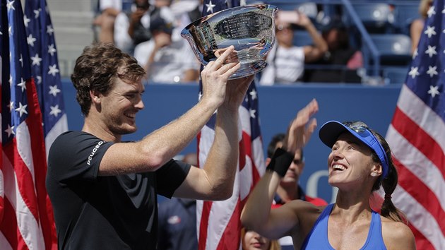 Brit Jamie Murray zvedá nad hlavu trofej pro vítězný smíšený pár z US Open. Přihlíží Švýcarka Martina Hingisová.