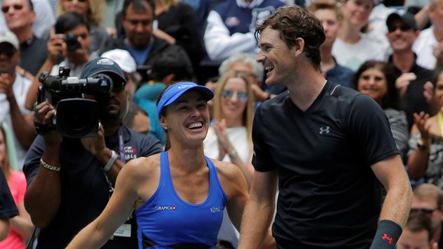Švýcarka Martina Hingisová (vlevo) se raduje společně s Britem Jamiem Murraym ze zisku titulu z US Open.