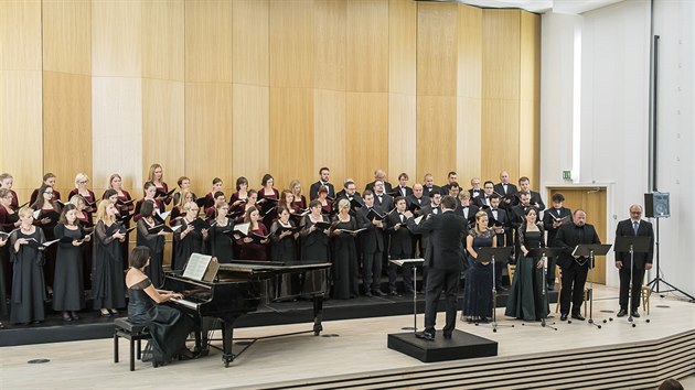 Komorn verze Dvokova oratoria Stabat mater zaznla v kromskm prostoru Nadsklep.