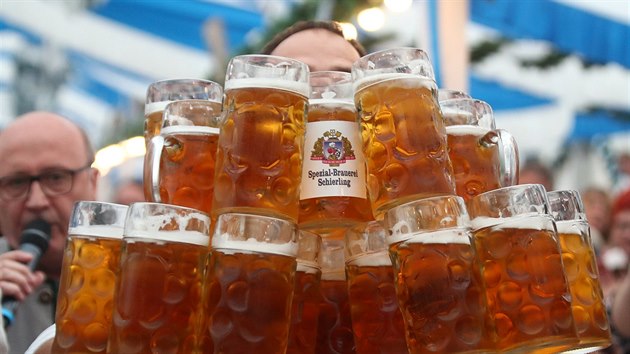 Bavorsk nk Oliver Strmpfel stanovil nov svtov rekord v noen piv. Na vzdlenost 40 metr donesl 29 pllitr, tedy tm 70kilogramov nklad (3. z 2017).