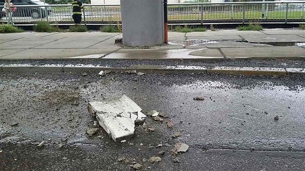 Most u pardubick nemocnice zaal bt nebezpen v roce 2017, kdy z nho zaaly padat kusy betonu.
