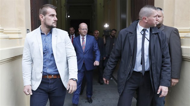 Předseda vlády Bohuslav Sobotka odchází od soudu, který řeší trestní kauzu spojenou s privatizací těžební společnosti OKD. (1. září 2017)
