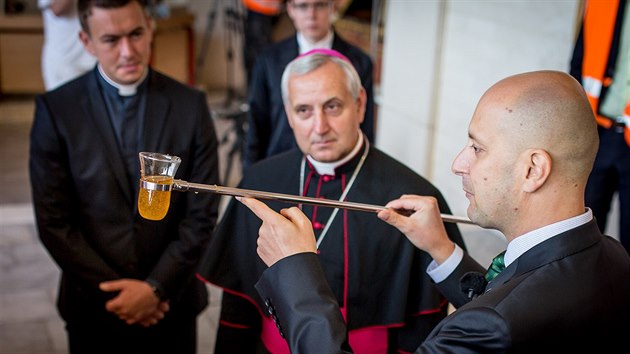 Biskup pivu požehnal v první den výroby, která bude pokračovat během následujících tří měsíců. Představil mu ho sládek Adam Brož (vpravo).