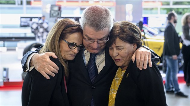 Prezident Mezinrodnho olympijskho vboru Thomas Bach utuje pbuzn dvou z jedencti obt toku na olympijskch hrch v roce 1972. (6. z 2017)