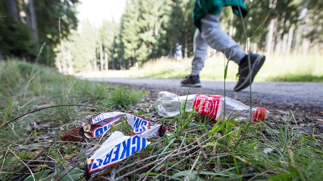 Cestu mezi Kvildou a Prameny Vltavy lemuj odpadky.