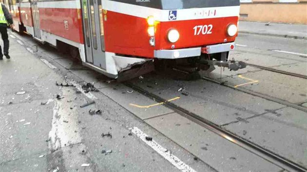 Brnnskou dopravn tepnu Cejl v rannch hodinch ochromila srka dvou aut a tramvaje. idi a spolujezdec z nabouranho BMW utrpli zrann.