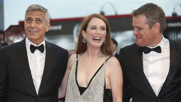 George Clooney, Julianne Moore a Matt Damon přijeli do Benátek představit nový film Suburbicon.