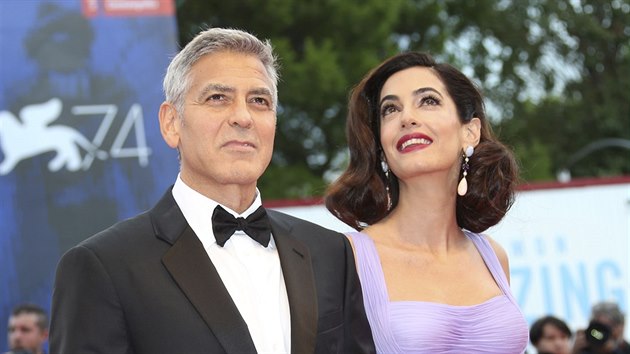 George Clooney s manželkou Amal na festivalu v Benátkách (2. září 2017)