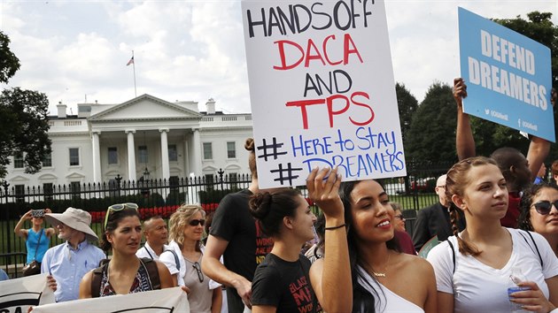 Lidé před Bílým domem protestují proti zrušení DACA - programu legalizujícího pobyt migrantů žijících v USA od dětství. (5. září 2017)