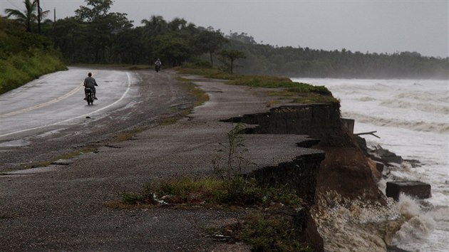 Hurikán Irma zasáhl sever Dominikánské republiky, zničil i část místní silnice. (7. září 2017)