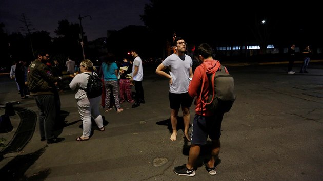 Lidé v Mexico City poté, co Mexiko zasáhlo silné zemětřesení, opouštějí budovy ze strachu před jejich zřícením a vycházejí do ulic. (8. září 2017)