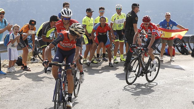 POJEDE, NEPOJEDE? Vincenzo Nibali se ot na vracejcho se Chrise Frooma. Za Italem jede Alberto Contador.