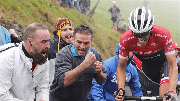 Alberto Contador bhem stoupn na Los Machucos.