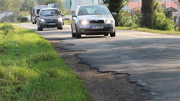 Podle poslednho stn dopravy projede Jihlavskou ulic v Batelov kolem t a pl tisce aut za den. Jejich idii se mus vypodat s adou dr, vtluk i s rozpadajc se krajnic. Oprava rozbitho seku se chyst na z.