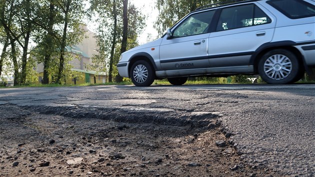 Podle poslednho stn dopravy projede Jihlavskou ulic v Batelov kolem t a pl tisce aut za den. Jejich idii se mus vypodat s adou dr, vtluk i s rozpadajc se krajnic. Oprava rozbitho seku se chyst na z.