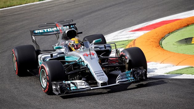 Lewis Hamilton bhem trninku na Velkou cenu Itlie formule 1 v Monze.