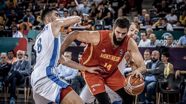 Bojan Dubljevi z ern Hory obchz eskho basketbalistu Tome Satoranskho.