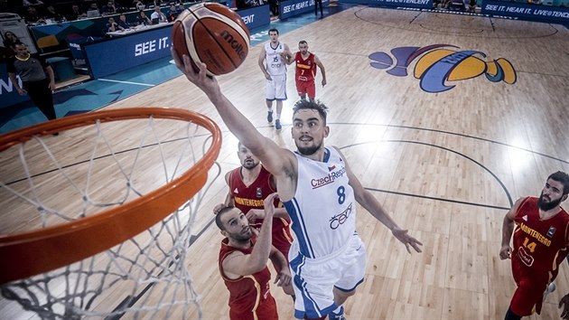 esk basketbalista Tom Satoransk zakonuje v utkn proti ern Hoe.