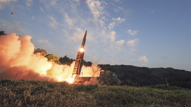 Jihokorejská armáda testuje balistickou střelu Hyunmoo II během cvičení v reakci na test vodíkové bomby v KLDR. (4. 9. 2017)
