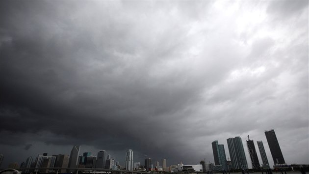 Temné mraky nad Miami jako předzvěst přicházejícího hurikánu. (9. září 2017)