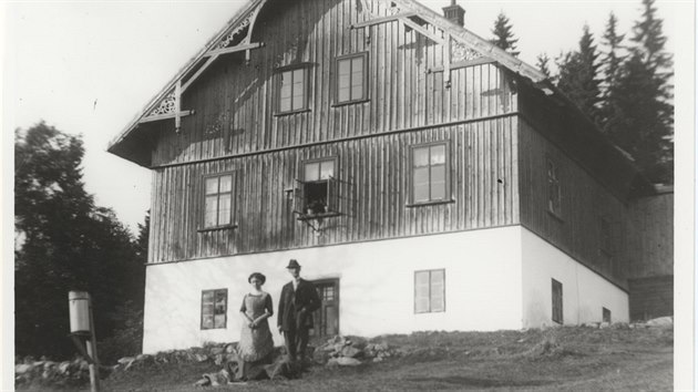 Dobová fotografie z počátku 20. století, na které je zachycena vyhořelá Kotelská bouda.