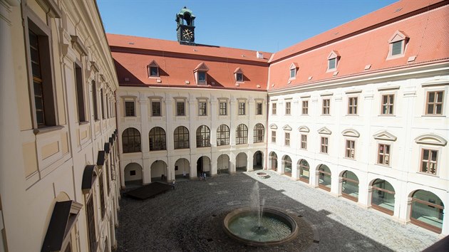 Fasádu zámku v Holešově má po dlouhé rekonstrukci kompletně hotovou fasádu.