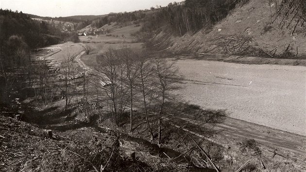 Sluovick pehrada ukryla cel malebn dol s usedlostmi, dvma mlny, pilou, lesy i loukami.