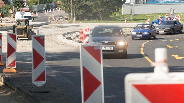 Pestavba dleitho kruhovho objezdu ve Valaskm Mezi.